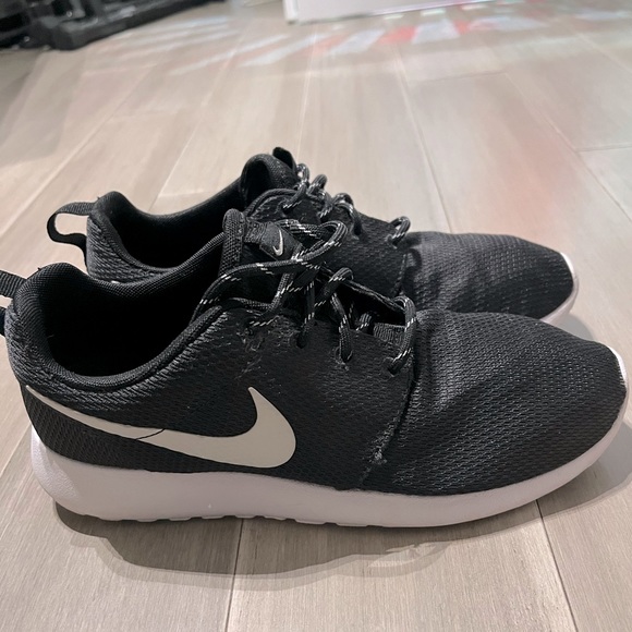 Nike Roshe Run Sneakers - Picture 2 of 6